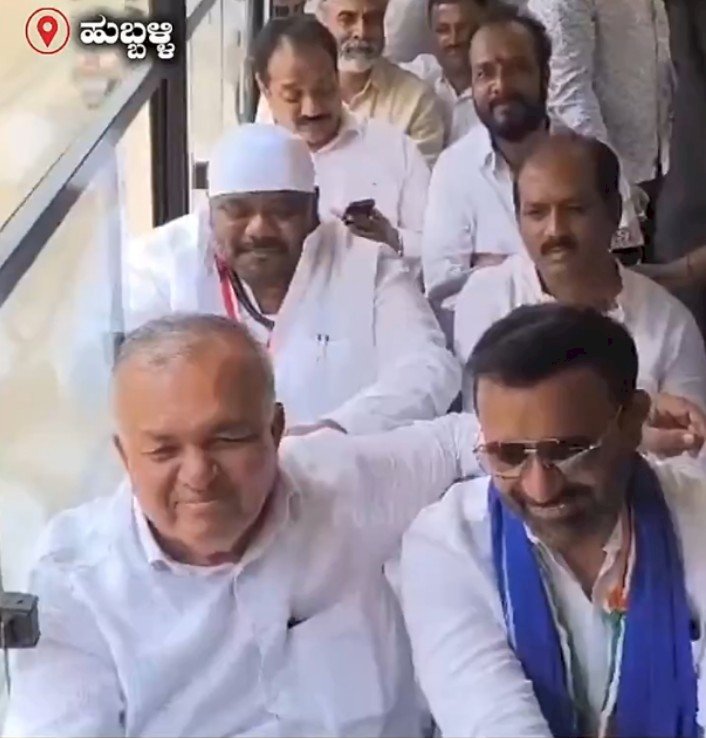 ಹುಬ್ಬಳ್ಳಿ: ಸಂಸ್ಥಾಪನಾ ದಿನಾಚರಣೆಗೆ ಬಸ್ಸಿನಲ್ಲಿ ಪ್ರಯಾಣ ಬೆಳೆಸಿದ ಸಚಿವರು