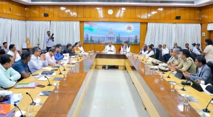 1 ತಿಂಗಳಲ್ಲಿ ಬೆಂಗಳೂರಿನ ರಸ್ತೆ ಗುಂಡಿ ಮುಚ್ಚದಿದ್ರೆ ಎಲ್ಲಾ ಚೀಫ್ ಇಂಜಿನಿಯರ್ ಸಸ್ಪೆಂಡ್: ಸಿಎಂ ಎಚ್ಚರಿಕೆ