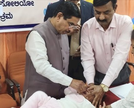 ಹುಬ್ಬಳ್ಳಿ: ಮಕ್ಕಳ ಭವಿಷ್ಯಕ್ಕೆ ಪೋಲಿಯೊ ಹನಿ - ಜೋಶಿ ಚಾಲನೆ!